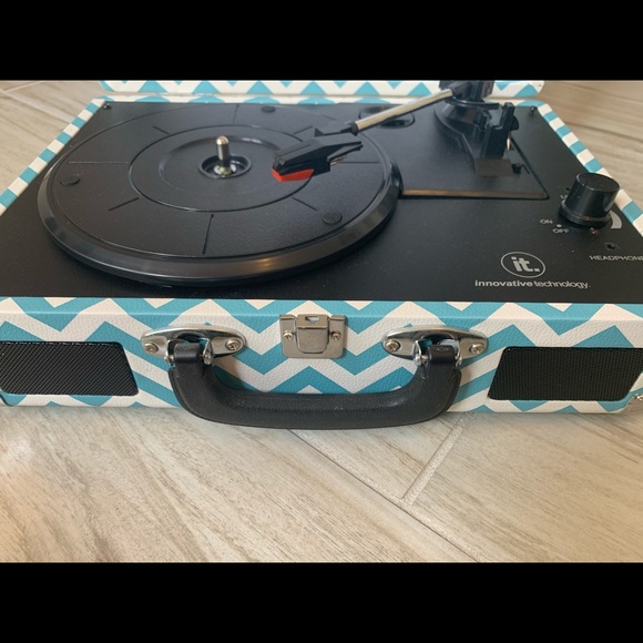 IT 3 Speed Suitcase Record Player - Picture 7 of 11